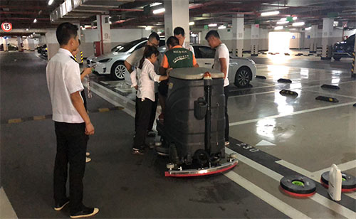 采用深圳洗地车清洁也不会产生有再次染尘空气污染. 深圳洗地车