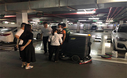 采用深圳洗地车清洁也不会产生有再次染尘空气污染. 深圳洗地车