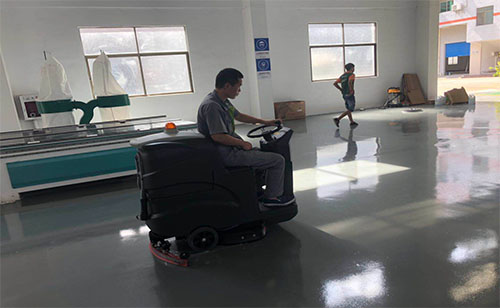 不要只是一味的去使用洗地车还要做好平时的维护保养. 洗地车