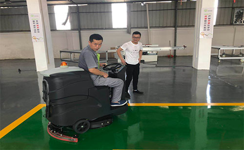 不要只是一味的去使用洗地车还要做好平时的维护保养. 洗地车