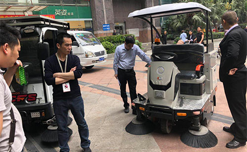 使用M1308扫地车做清洁提升城市、企业、工厂的形象。 扫地车