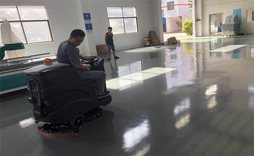 现代社会许多的管理者都会选择洗地机来取代人力清洁省时省钱。 洗地车