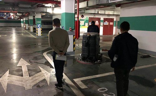 让停车场的工作变得更加的干净快速整洁的深圳洗地机。 深圳洗地机